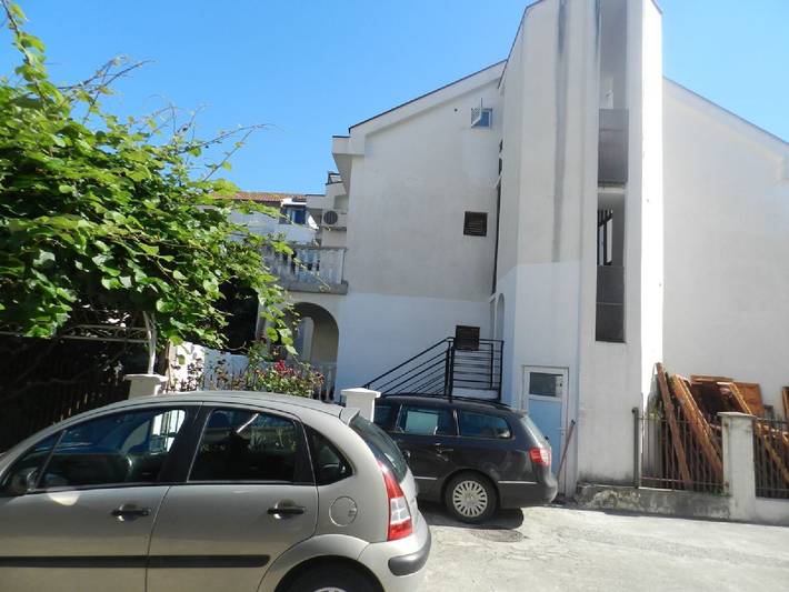 Ferienwohnung für 8 Personen, mit Balkon und Terrasse sowie Ausblick in Budva
