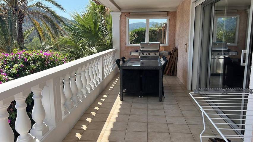 Chambre d’hôte pour 4 personnes, avec Terrasse et Jardin ainsi que Piscine et Vue à Roquebrune-sur-Argens - 3