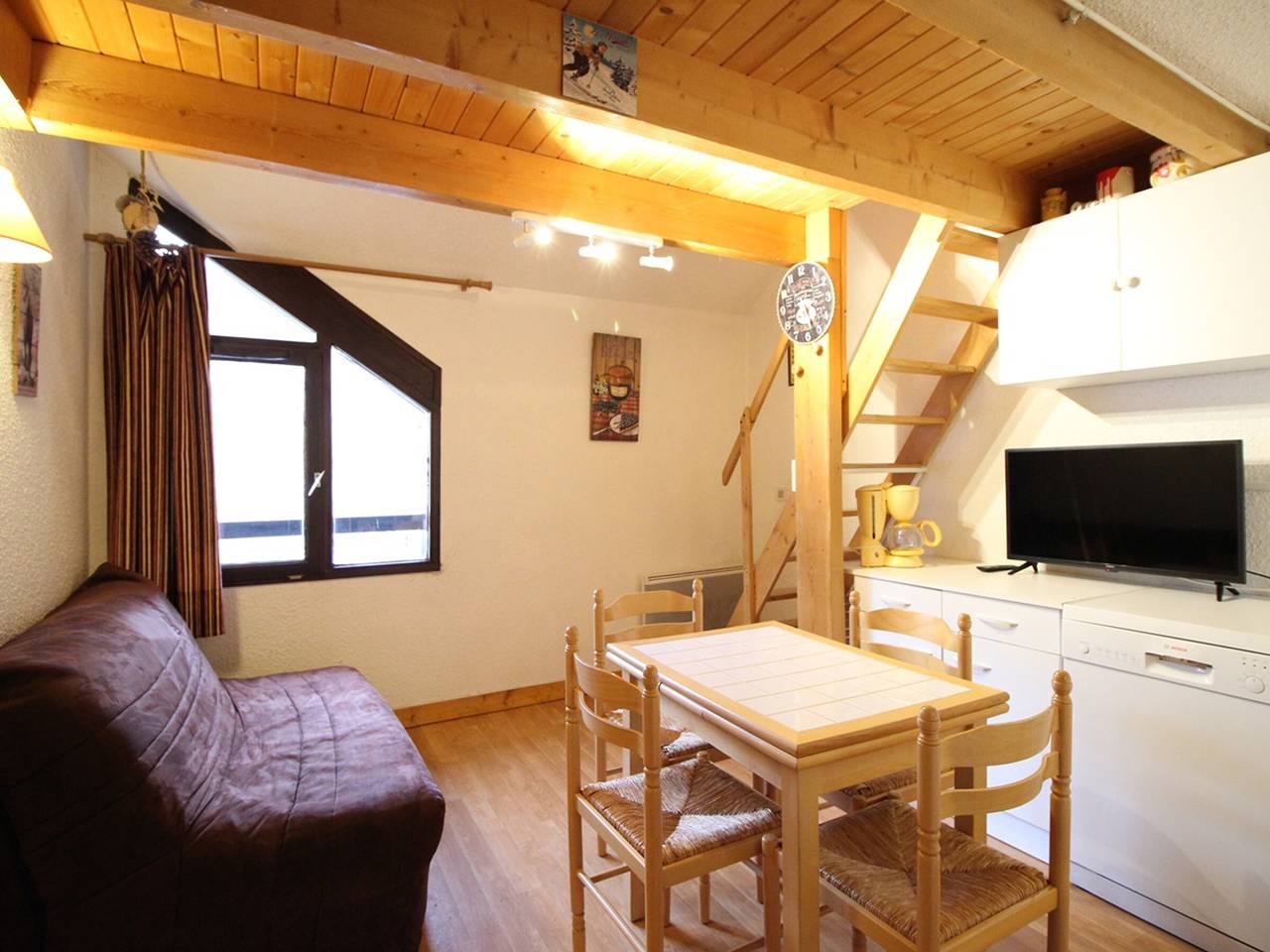 Entire apartment, F2 Bis Apartment Near Slopes for 5 Guests in Mont-Dore, Volcans d'Auvergne Regional Nature Park