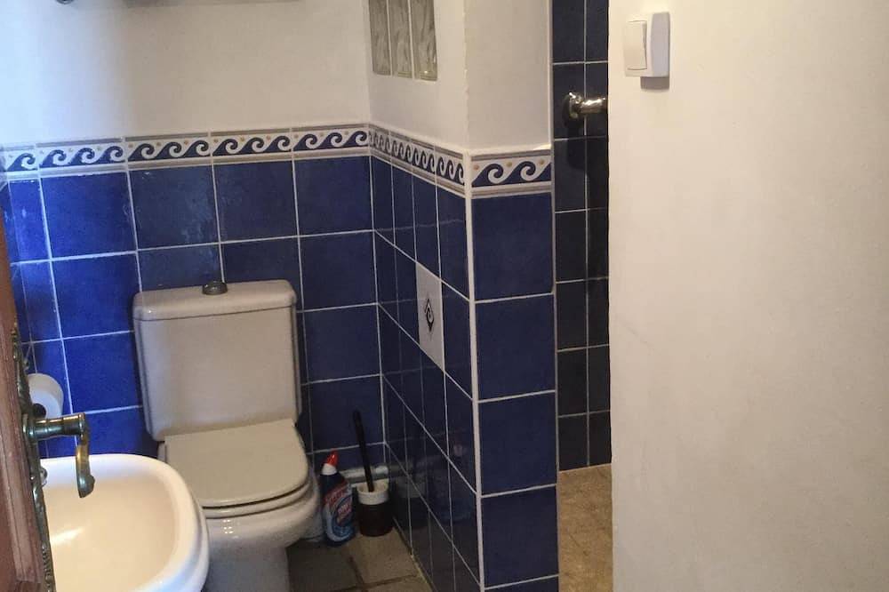 Beautiful hill top House with Private Heated Pool, Stunning Views in Saint-Fort-sur-Gironde, Jonzac region