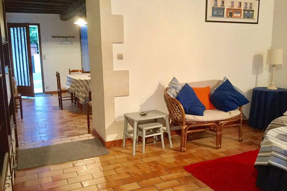 Casa rural en Quiet Hilltop Hamlet - Un área de viñedos con impresionantes vistas in Saint-Fort-sur-Gironde, Región de Jonzac