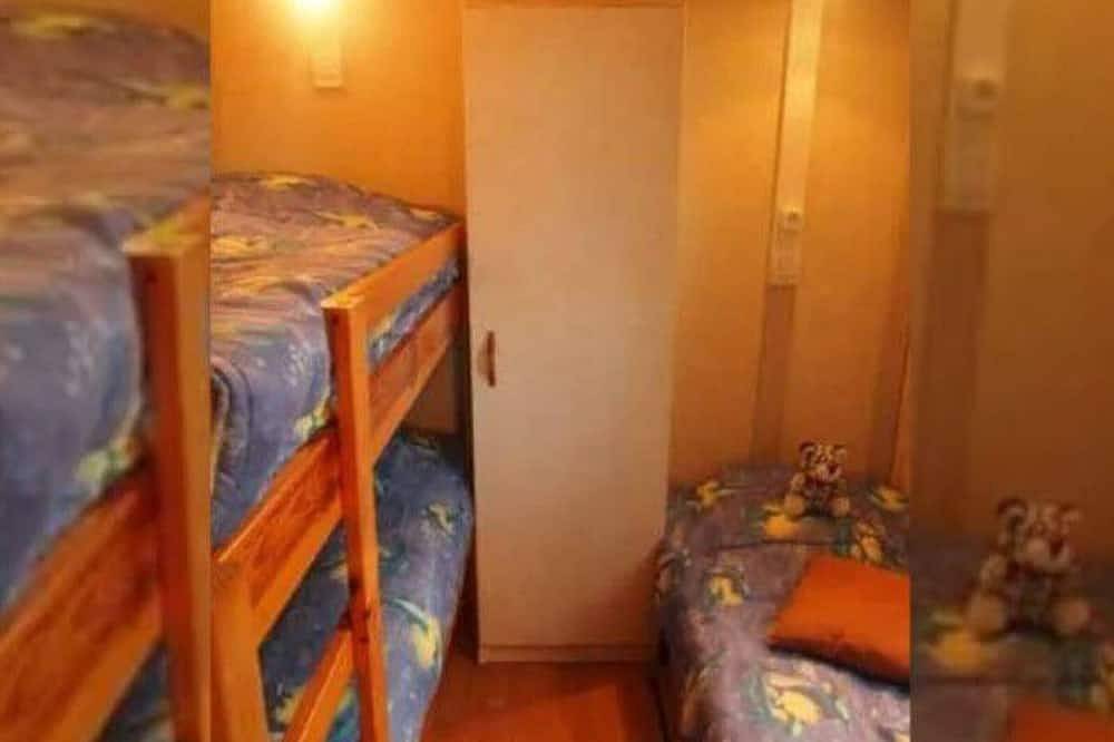 Bungalow for 7 with Terrace and Fully Equipped Kitchen in Esparron-de-Verdon, Verdon Regional Natural Park