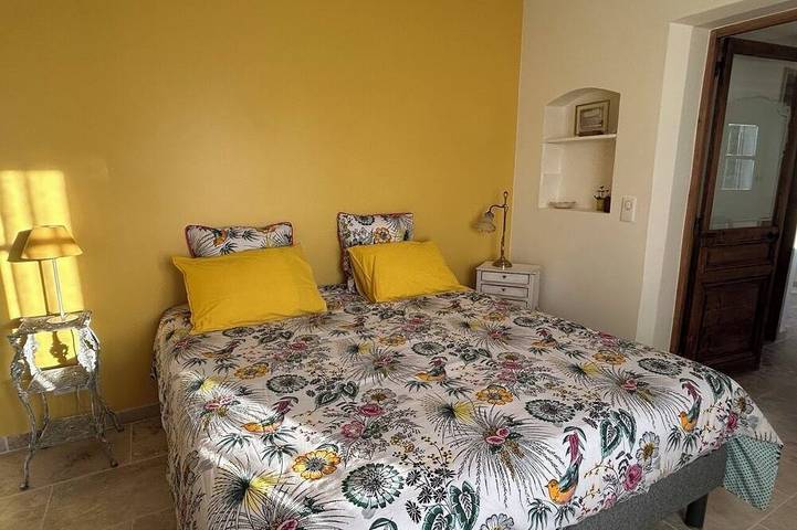 Cigale Suite, access to a private terrace, view of Carpentras, swimming pool in Saint-Didier, Parc naturel régional du Mont-Ventoux