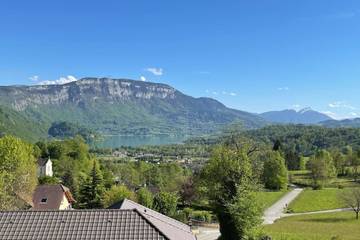 Maison de campagne pour 10 personnes, avec vue sur le lac ainsi que balcon et jardin, adapté aux familles dans Nances