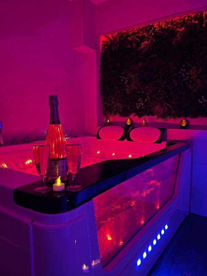 Ganze Wohnung, Love room: Aux plaisirs des sens jacuzzi privé in Barr, Region Sélestat-Erstein