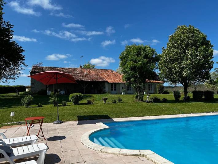 Cottage pour 2 personnes, avec piscine ainsi que vue et jardin, animaux acceptés à La Genétouze