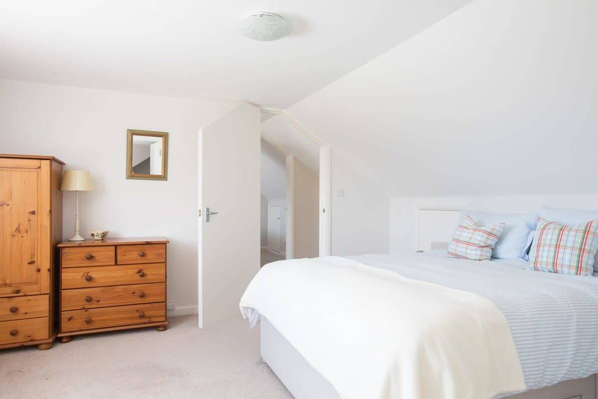 Seaside detached 4bd home nr shops. Parking/Garden in West Wittering, West Sussex