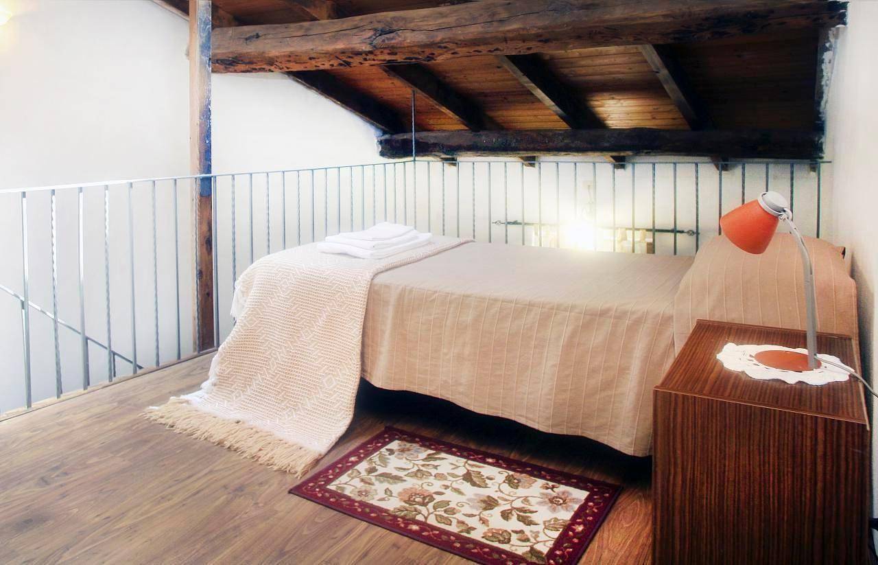 Entire holiday apartment, Wohnung im Grünen des Berges und des Sees, in einem charakteristischen mittelalterlichen Dorf, 80 km in Pescorocchiano, Rieti Province