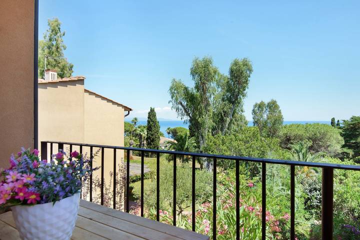 Appartamento intero, Appartamento 'Mono Capo D'Arco Agrumeto' con Vista Mare, Piscina Condominiale e Balcone in Rio Marina, Rio
