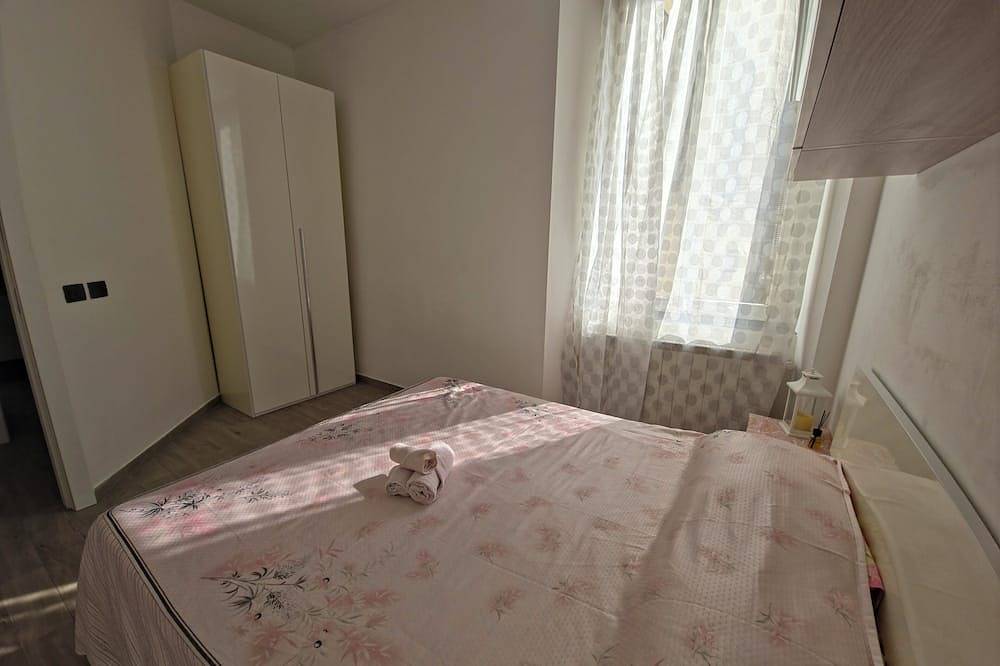 Entire apartment, Central and quiet apartment, 1 min from the Duomo and 3 min from Lake Como. in Como, Lake Como