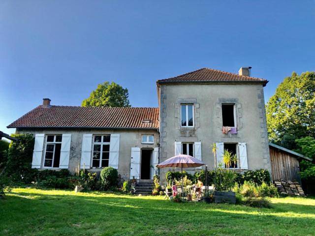 Location de vacances pour 9 personnes, avec vue ainsi que jardin et terrasse dans Saint-Marc-à-Frongier