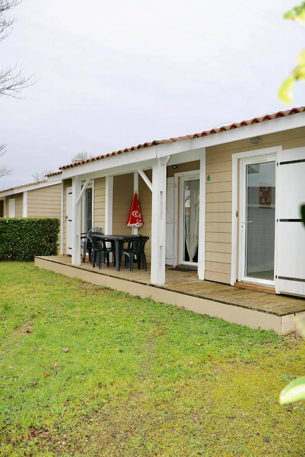 Gîte pour 6 personnes, avec terrasse ainsi que jardin et piscine à Rivières