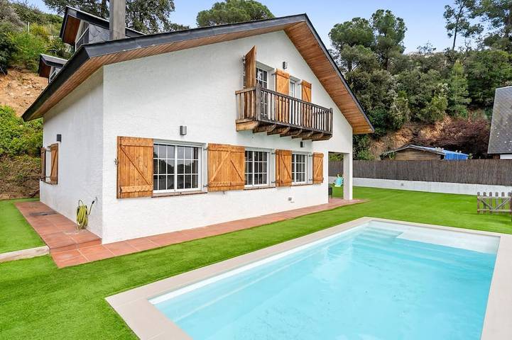 Chalet para 10 personas, con piscina además de balcón y jardín - 1