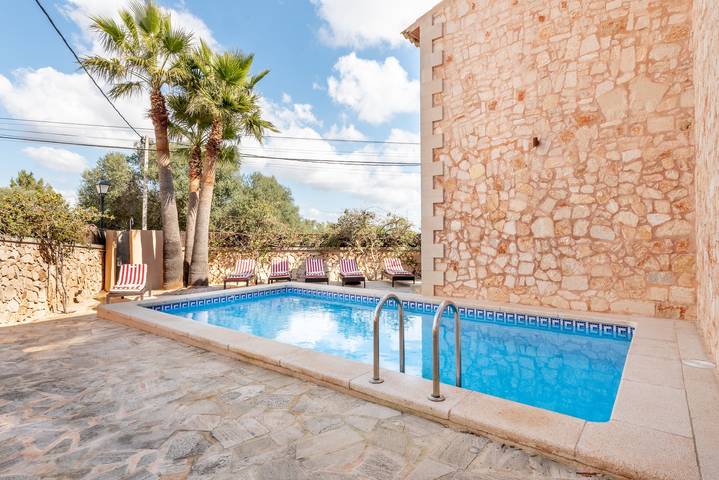 Finca für 4 Personen, mit Balkon und Garten in Cala Llombards