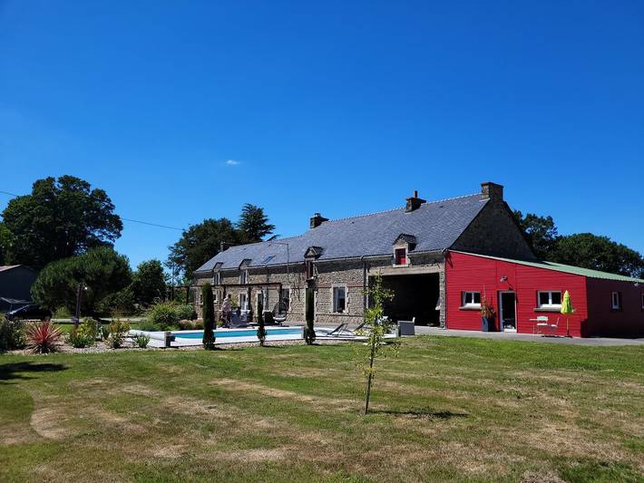 Gîte pour 4 personnes, avec piscine et jardin, animaux acceptés à Plumelin