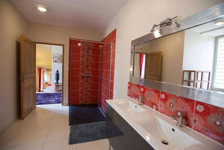 Location de vacances pour 12 personnes, avec vue ainsi que jardin et piscine à Lusignan - 2