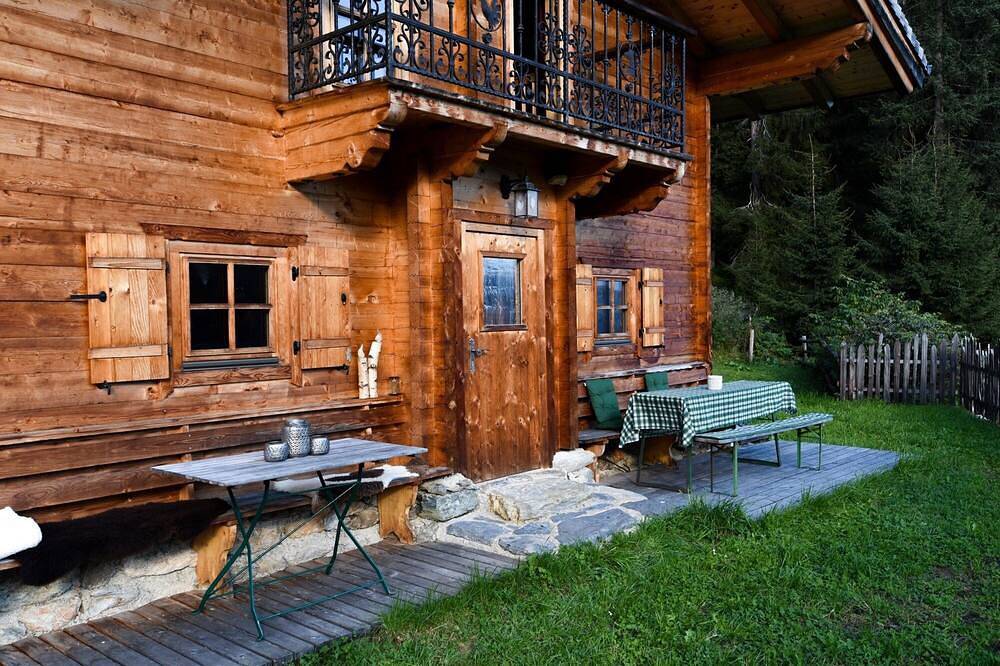 Gemütliche Vollholz Almhütte in den Zillertaler Alpen in Tuxer Alpen, Hippach
