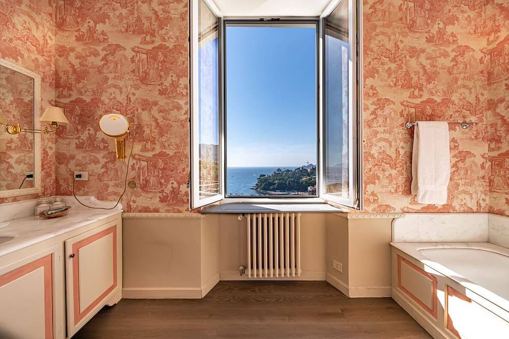 Vue sur la mer, jardin et piscine. in Santa Margherita, Santa Margherita Ligure