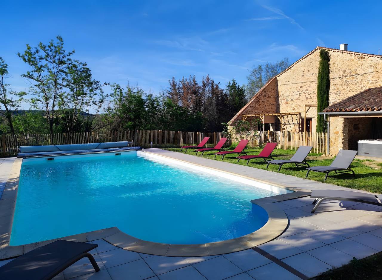 Gîte Fleur De Pastel - 4 Épis - avec piscine privée, terrasse et Wi-Fi in Saint-Genest-de-Contest, Région de Castres