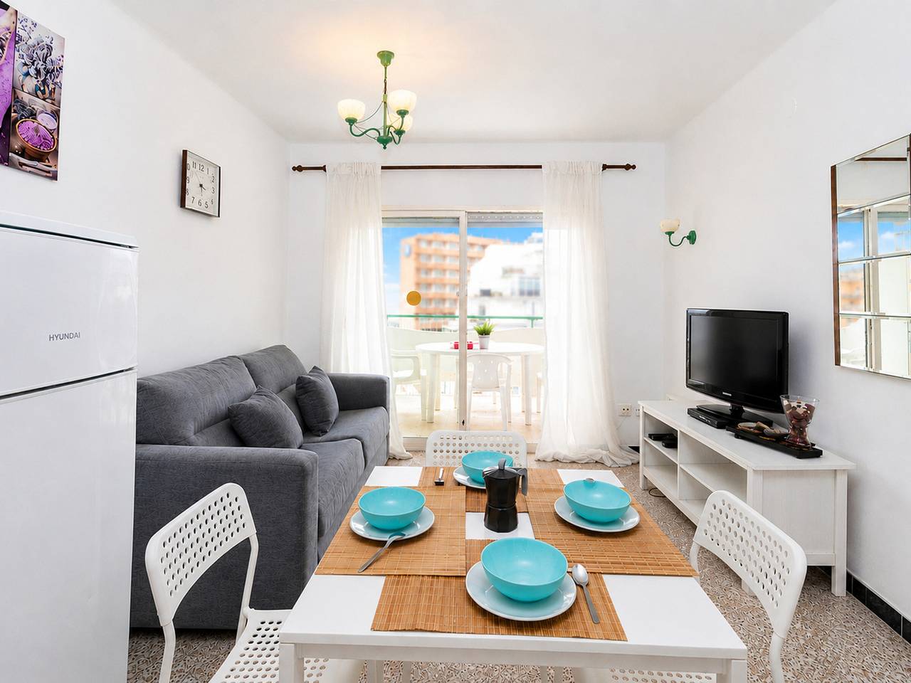 Appartement entier, Appartement lumineux à Roses avec piscine commune – 2 chambres, terrasse, proche centre, pour 6 pers. in Santa Margarida, Roses