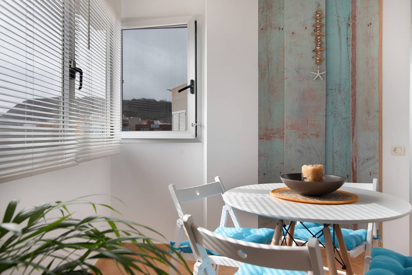 Apartamento entero, Apartamento de vacaciones 'Ap Jarea Playa Sardina' con piscina compartida, balcón y Wi-Fi in Sardina del Norte, Gáldar