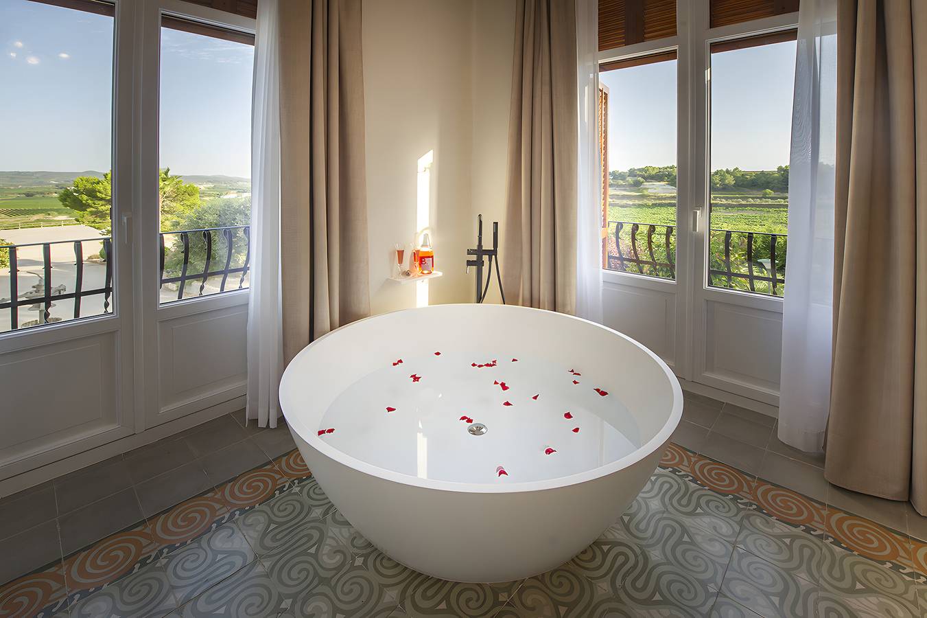 Bed and Breakfast 'Habitación Rossinyol' with Mountain View, Wi-Fi and Air Conditioning in Castellví de la Marca, Barcelona inland