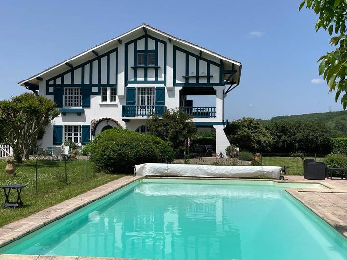 Chambre d’hôte pour 2 personnes, avec Terrasse et Jardin ainsi que Piscine et Vue à Aux-Aussat