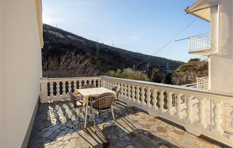 Ganze Ferienwohnung, Gemütliche Ferienwohnung mit Terrasse und Blick ins Grüne, 1 km vom Strand entfernt in Senj, Kvarner Festland
