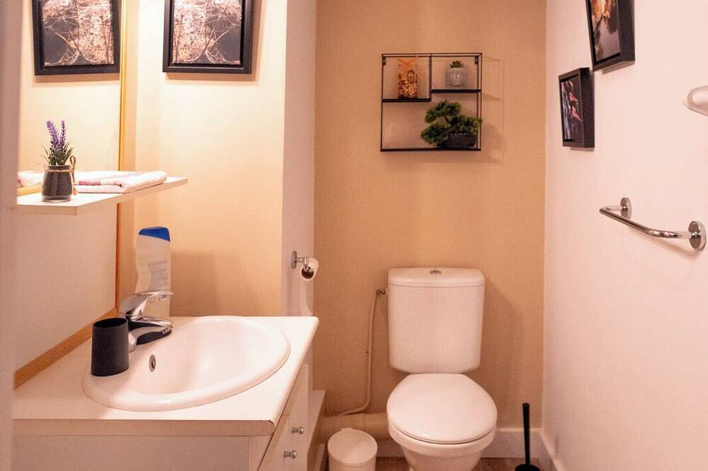 Entire apartment, Cosy T2 apartment in the center of France's favorite village in Rochefort-en-Terre, Vannes region