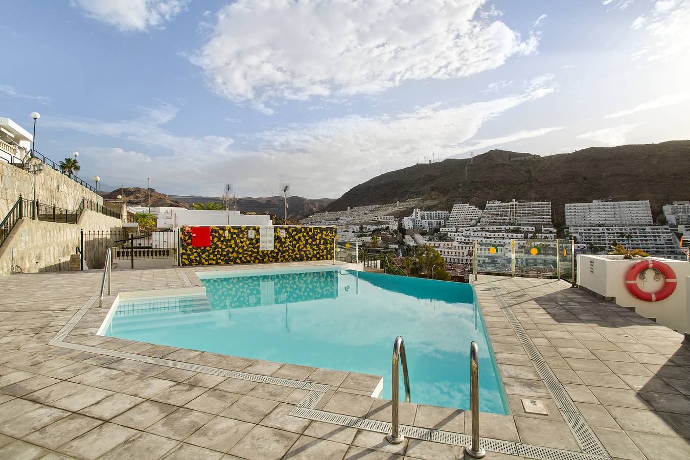 Apartamento entero, Apartamento de vacaciones 'Bellavista' con piscina compartida, terraza privada y Wi-Fi in Mogán, Gran Canaria Sur