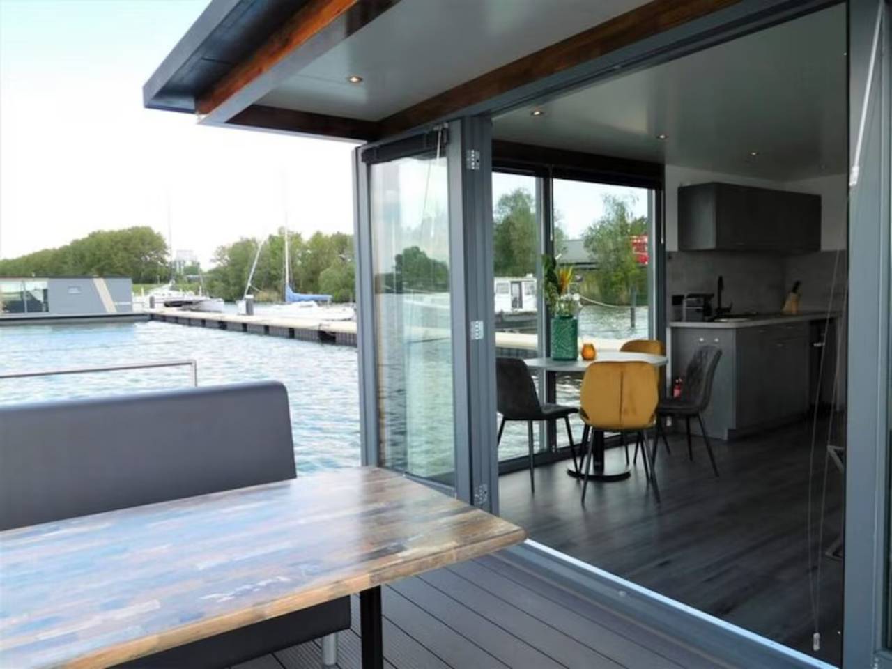 Hausboot im Hafen von Volendam in Volendam, Markermeer