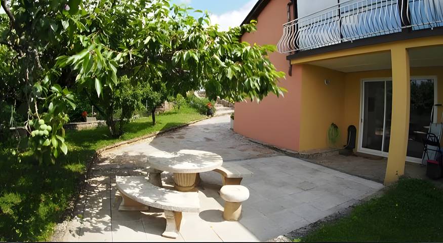 Location de vacances pour 5 personnes, avec jardin et vue sur le lac dans l' Aveyron