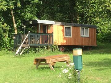 Camping pour 2 personnes, avec vue ainsi que terrasse et jardin, animaux acceptés dans la Creuse