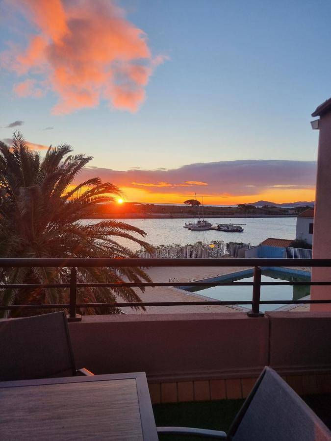 Gîte pour 4 personnes, avec terrasse ainsi que piscine et vue dans Plage du pont tournant