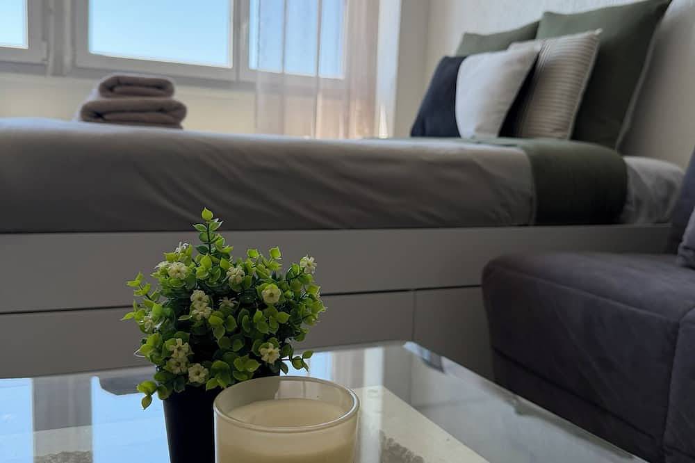 Appartement entier, Grand studio porte de lyon zone Techlid + parking wifi in Dardilly, Lyon et ses environs