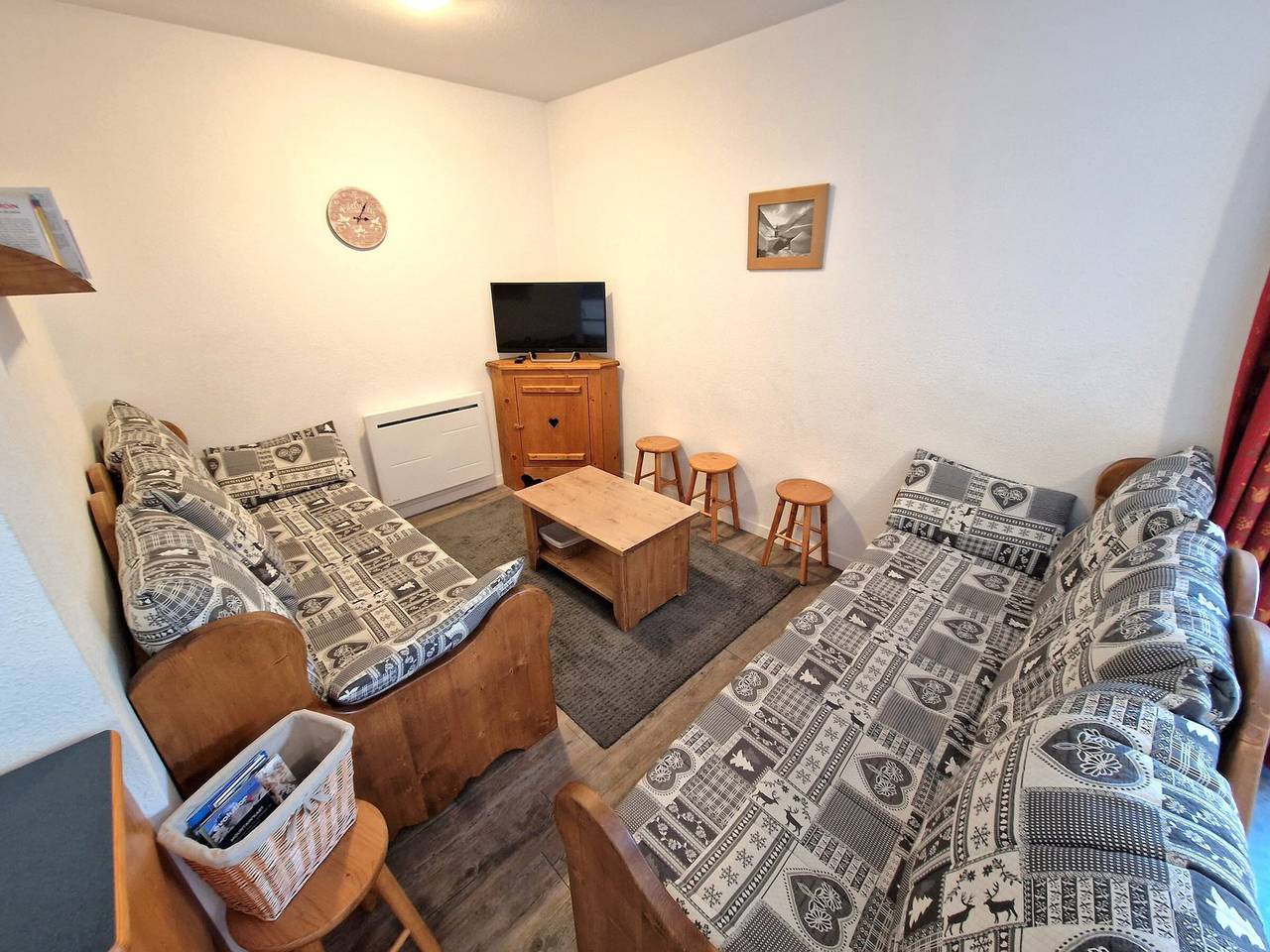 Entire apartment, Cozy 3-Bedroom + Cabin for 8-10 in the Heart of the Resort, 55m², Near Slopes - Modane, France in Valfréjus, Modane