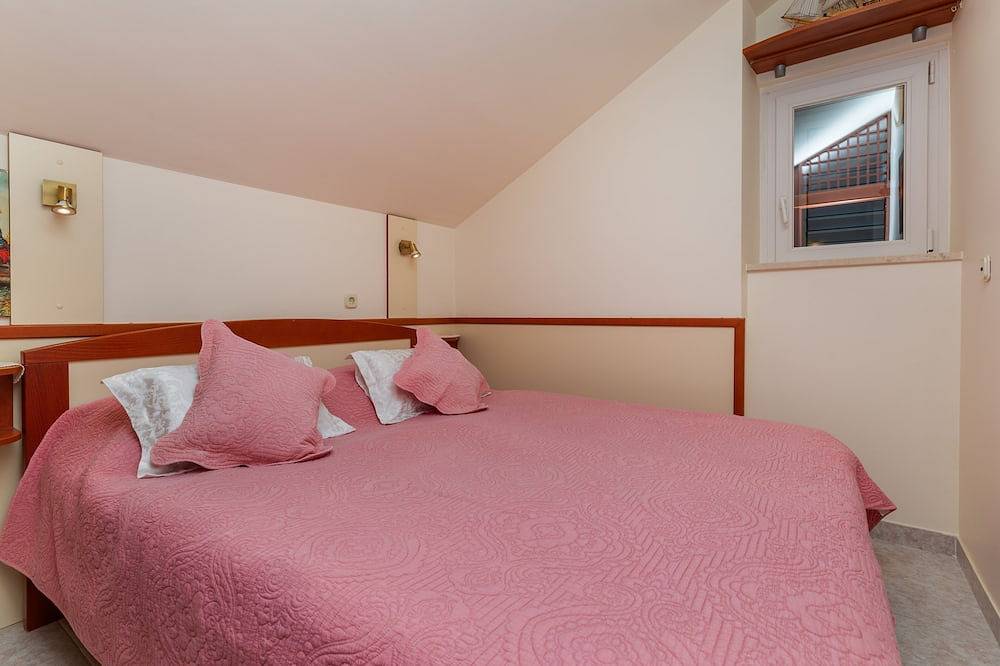 Ganze Wohnung, 1-Zimmer-Ferienwohnung mit Balkon und Meerblick Brela, Makarska (A-20708-a) in Brela, Makarska Riviera