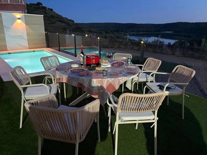 Casa de vacaciones para 8 personas, con vistas al lago y vistas además de balcón y piscina - 1