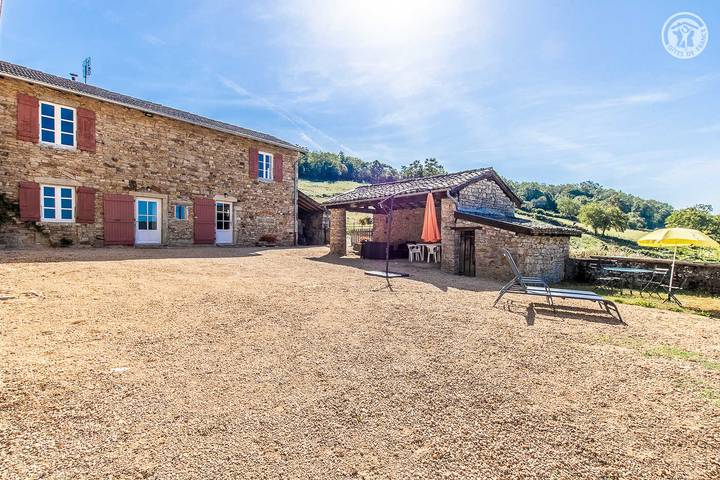 Gîte pour 6 personnes, avec terrasse et jardin dans Berzé-le-Châtel