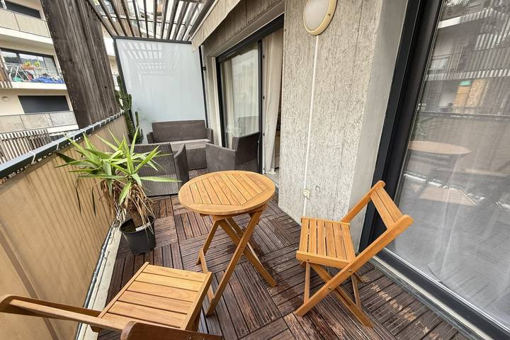 Gîte pour 2 personnes, avec terrasse, adapté aux familles dans Bowling Acropolis Nice