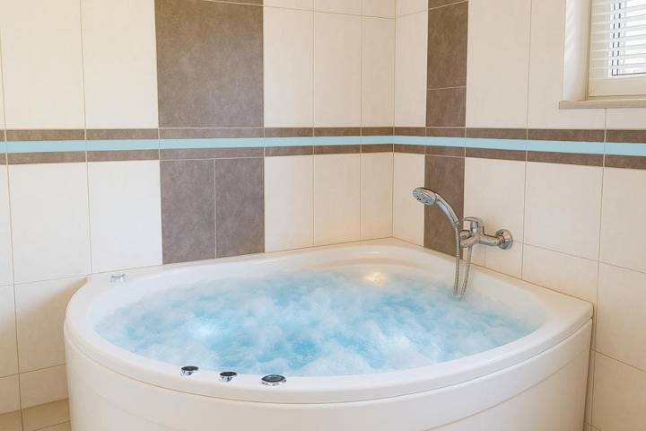 Ferienwohnung für 5 Personen, mit Whirlpool und Balkon in Weimar