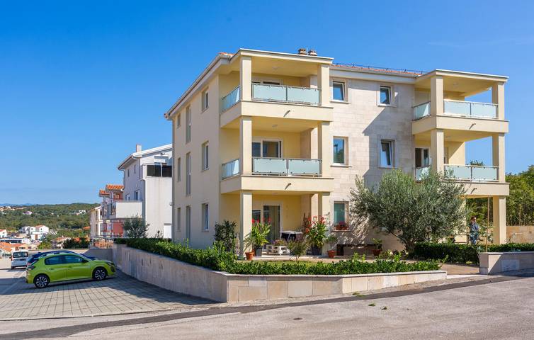 Ferienwohnung für 3 Personen, mit Terrasse und Garten, kinderfreundlich in Malinska
