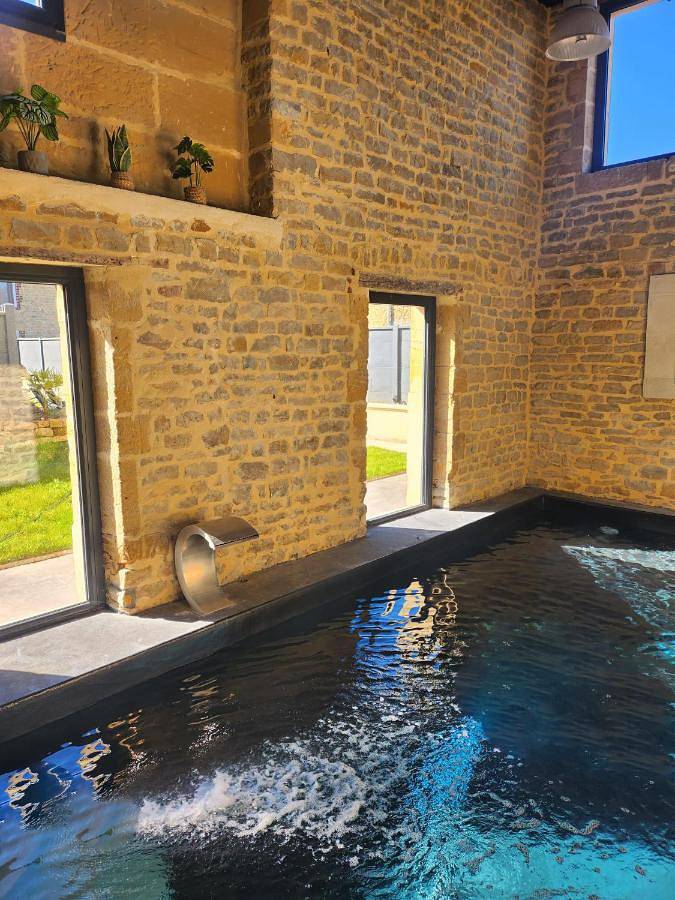 Location de vacances pour 6 personnes, avec jardin ainsi que piscine et sauna dans Floing