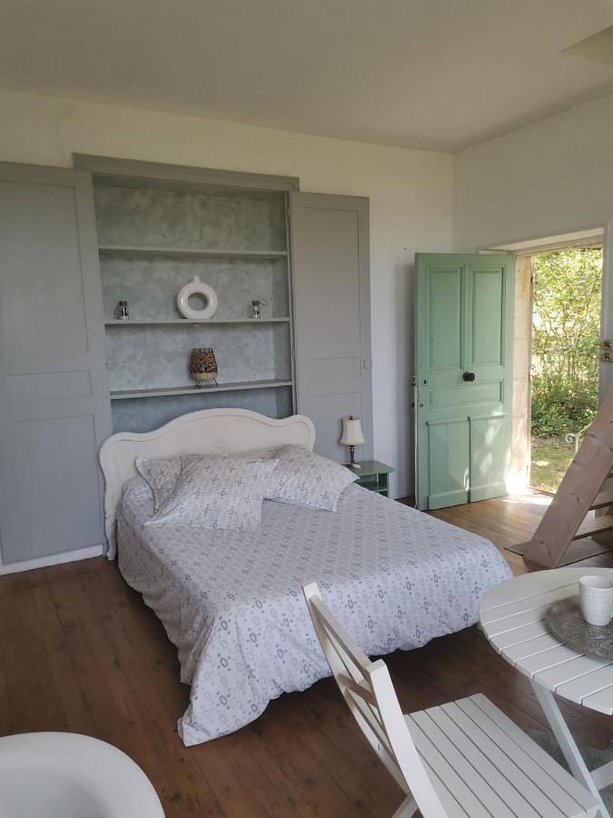 Location de vacances pour 2 personnes, avec Terrasse ainsi que Jardin et Vue dans Ébreuil - 4