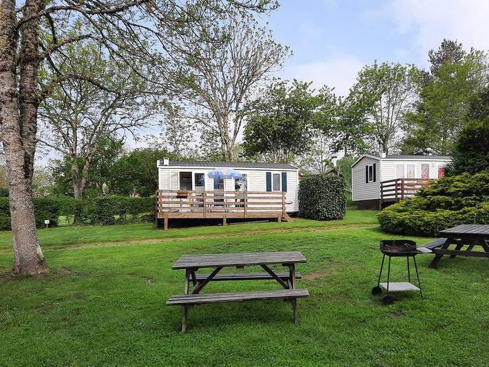 Glamping voor 6 personen, with Balkon/Terras and Zwembad as well as Sauna in de Auvergne