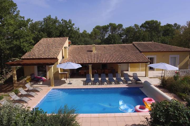 Location de vacances pour 12 personnes, avec Terrasse et Jardin à Besse-sur-Issole