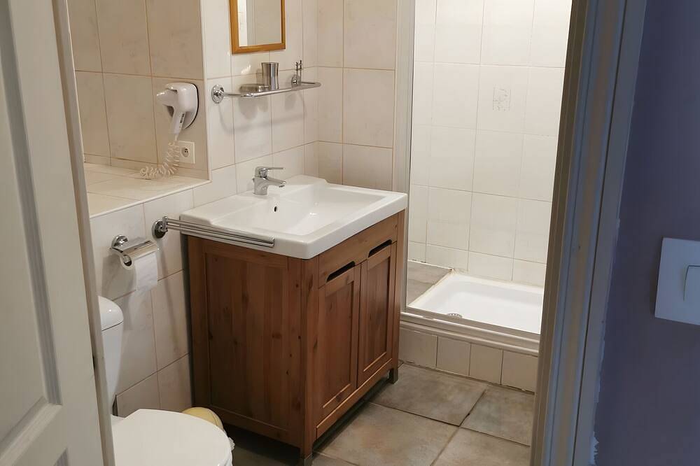 Holiday Home 'Le Crévy - Le Chateau - 8 Pers' with Private Terrace, Shared Garden and Wi-Fi in La Chapelle-Caro, Vannes region