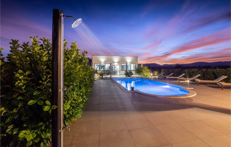 Charmante 235 m² große Wohnung mit Pool und Terrasse, 1 km vom Fluss Cetina entfernt in Dalmatinisches Zagora