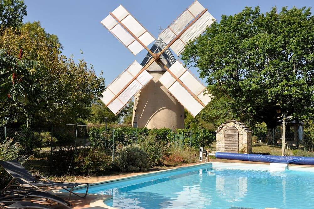 Property 2 stone towers large shady enclosed garden large swimming pool 12m X 6 m in Saint-Chels, Quercy