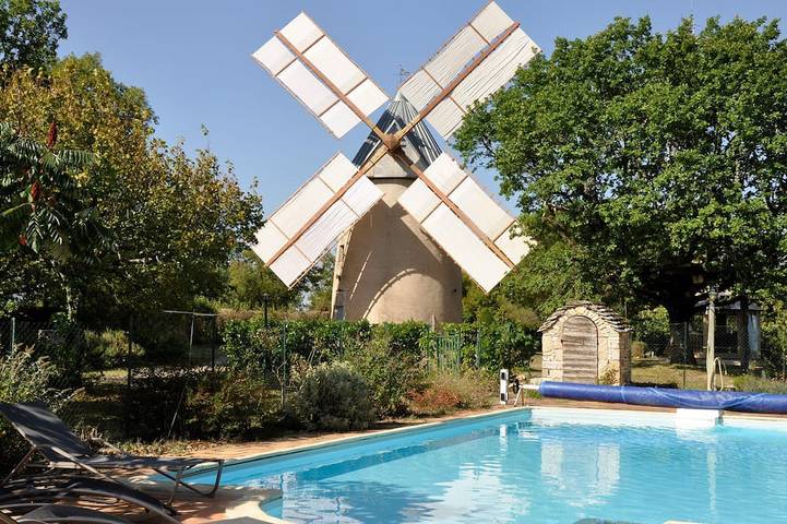 Gîte pour 5 personnes, avec terrasse ainsi que jacuzzi et jardin à Saint-Chels